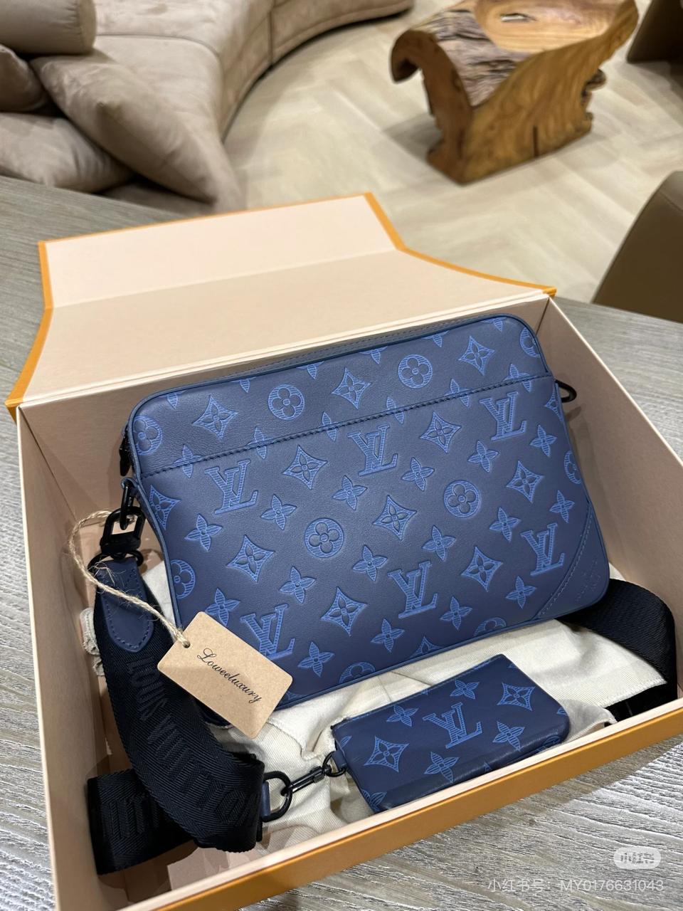 Louis Vuitton Men's Bag – Blue
