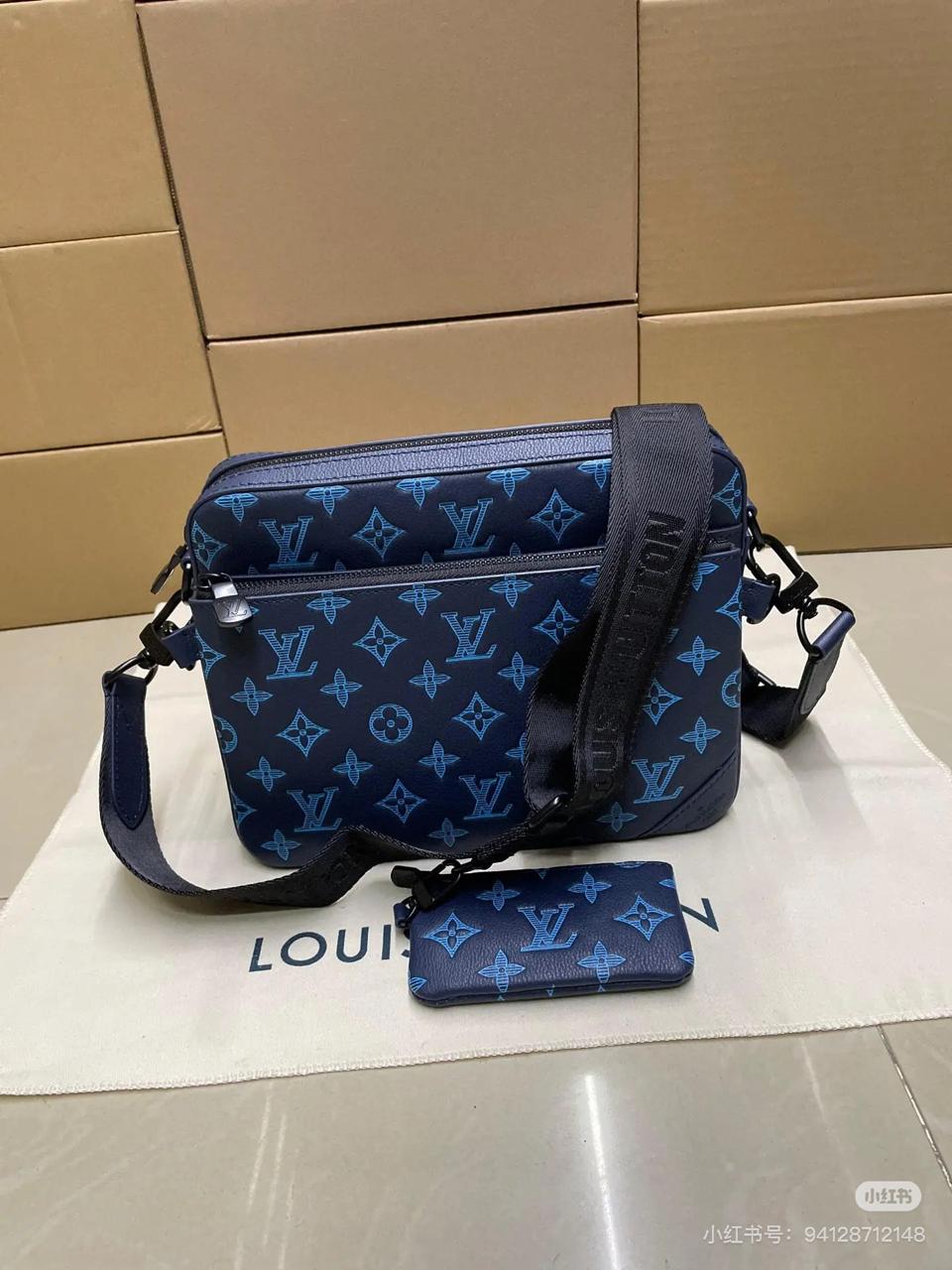 Louis Vuitton Men's Bag – Blue