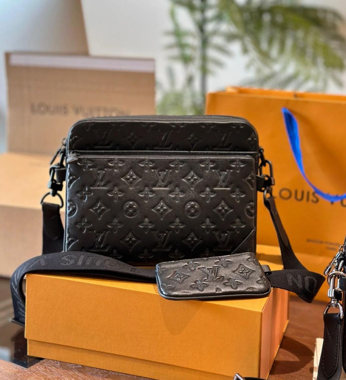 Louis Vuitton Men's Bag – Black Compact