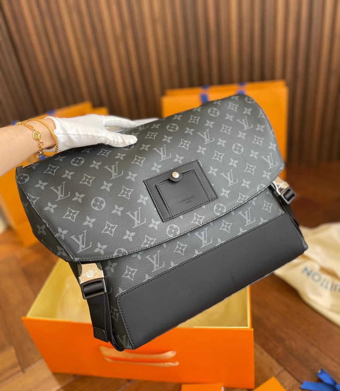 Louis Vuitton Men's Bag – Black Compact