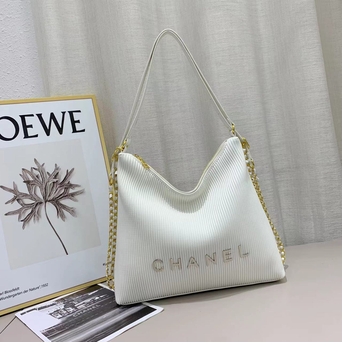 White Chanel shoulder handbag for women