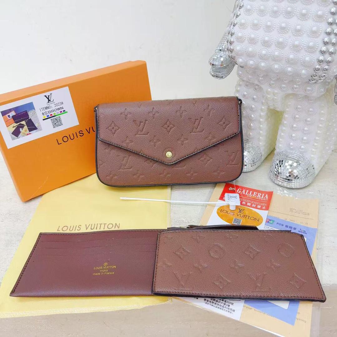 Mauve Louis Vuitton women’s bag with matching accessory